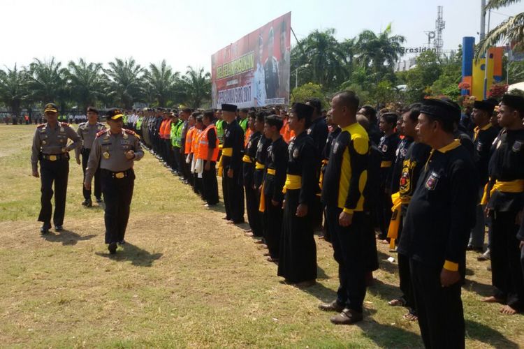 Kapolda Jawa Timur, Irjen Pol Machfud Arifin memeriksa pasukan pengamanan perayaan Suron Agung di Alun-alun Kota Madiun, Senin (18/9/2017).