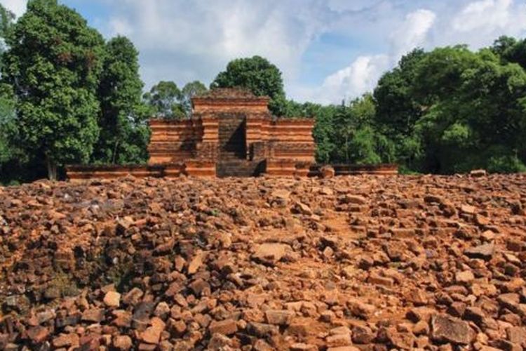 Candi Muaro Jambi yang menjadi candi perpaduan Hindu-Buddha se-Asia Tenggara juga merupakan peninggalan Kerajaan Sriwijaya 