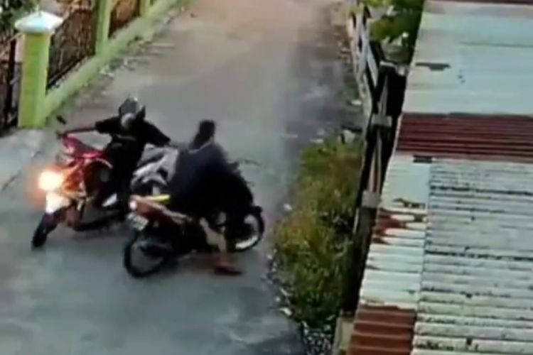 Tangkapan layar video rekaman CCTV yang memperlihatkan seorang pria melakukan begal payudara terhadap seorang wanita, di Gang Penyu, Jalan Cemara, Kelurahan Tangkerang Selatan, Kecamatan Bukitraya, Kota Pekanbaru, Riau, Kamis (3/2/2022).