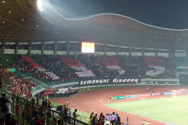 Koreografi atraktif yang dibuat fan dalam laga Piala AFF U19 2022 antara timnas U19 Indonesia vs Vietnam di Stadion Patriot Candrabhaga, Bekasi, Sabtu (2/7/2022).