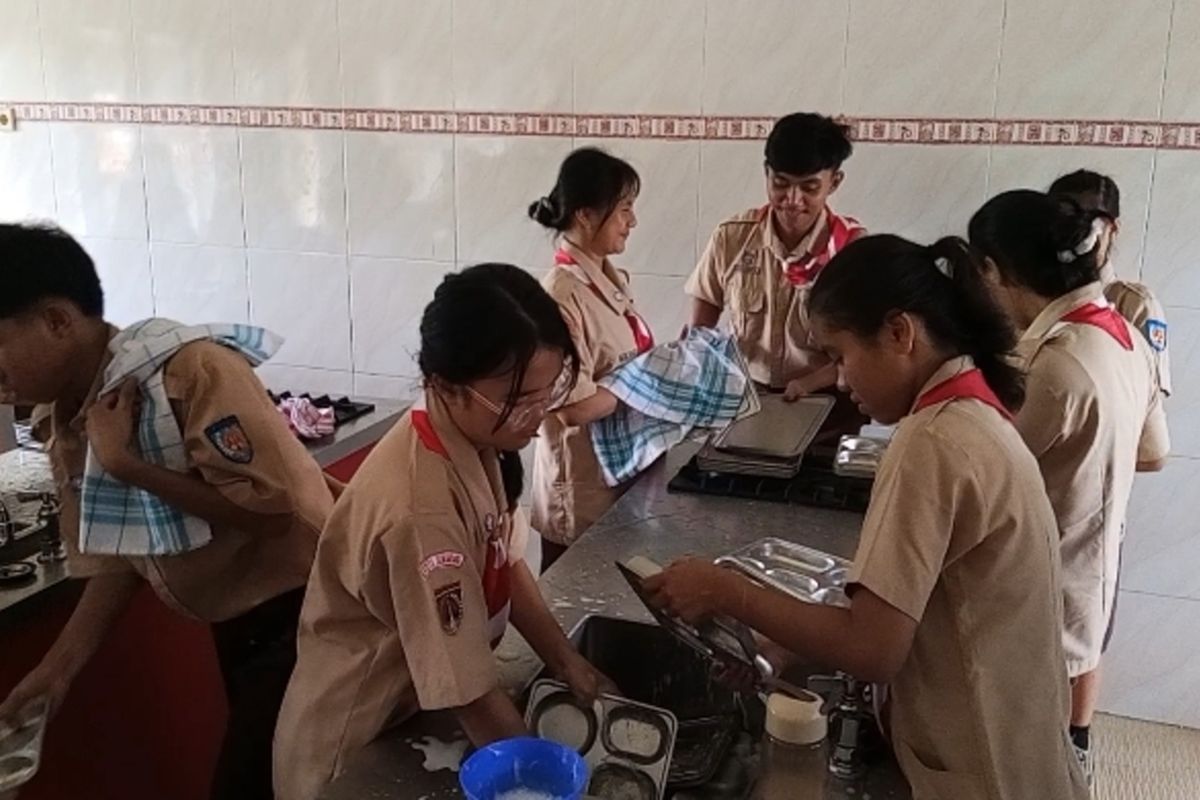 Siswa SMK Semarang Cuci Wadah Makan Usai dapat Makan Bergizi Gratis