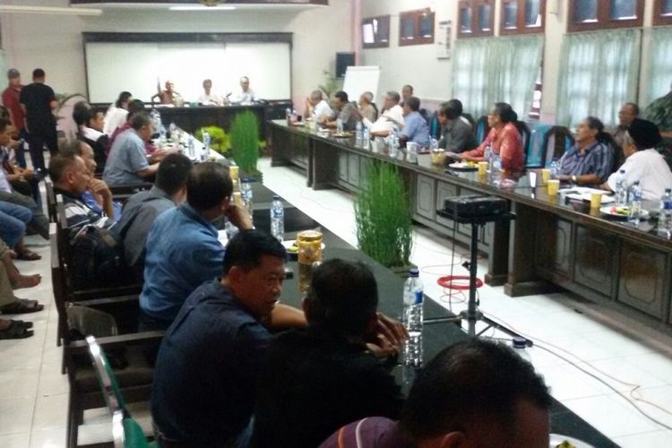 Ketua Dewan Pimpinan Nasional Andalan Petani Tebu Rakyat Indonesia Soemitro Samadikoen (tengah) memimpin rapat pengusaha, pedagang dan petani tebu di aula Pabrik Gula Redjoagung Madiun, Jumat (7/7/2017) malam.