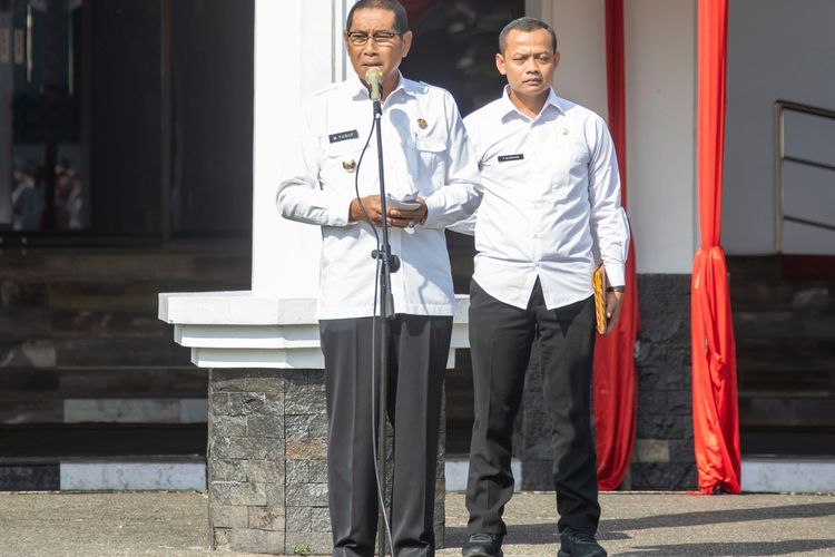 Foto-foto: Wali Kota Tasikmalaya Muhammad Yusuf berpamitan kepada para ASN dan masyarakat mengakhiri masa jabatannya di pekan ini dalam pelaksanaan apel terakhirnya di Bale Kota Tasikmalaya pada Rabu (9/11/2022).