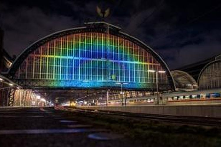 Spektrum cahaya membentuk pelangi di atas Centraal Station Amsterdam.