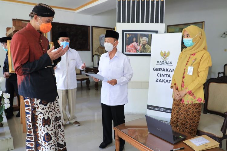 Gubernur Jawa Tengah (Jateng) Ganjar Pranowo usai menghadiri acara peluncuran Gerakan Cinta Zakat secara virtual, bertempat di Puri Gedeh, Kota Semarang, Kamis (15/4/2021).