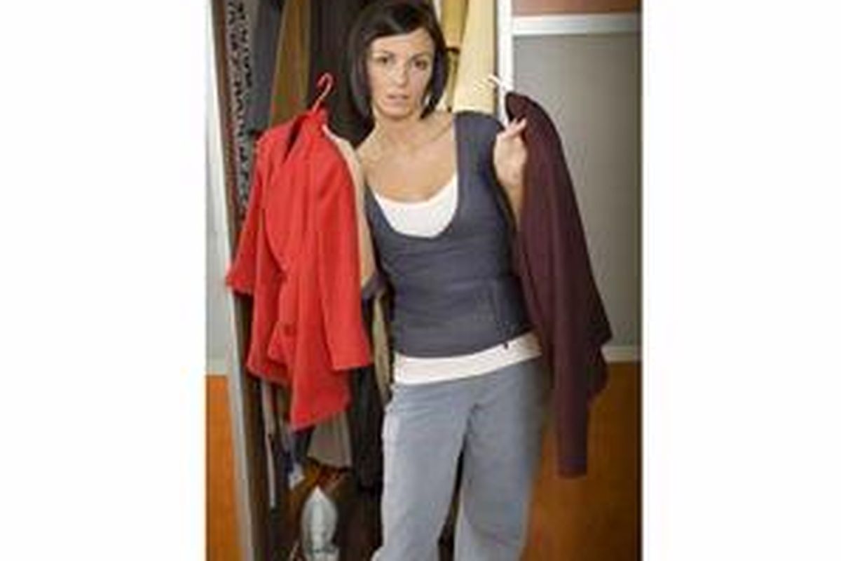 Audit isi lemari Anda, apakah di dalamnya terdapat busana kerja wajib untuk wanita. 