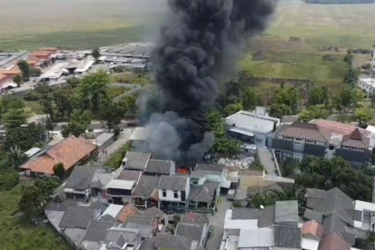 Gudang Barang Bekas di Bangkalan Terbakar, Nyaris Merembet ke Pemukiman Warga