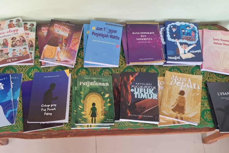 Sebanyak 12 buku fiksi, baik karya antologi maupun solo, yang dihasilkan oleh para siswa kelas XI tahun pelajaran 2024-2025 SMAN 48 Jakarta.