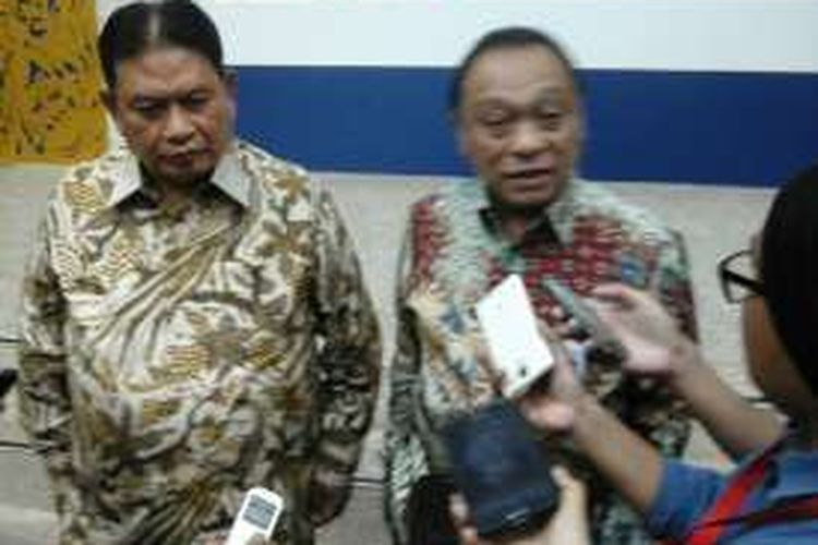 Direktur Utama PT Taspen Iqbal Latanro (kiri) dan Direktur Utama PT Bank Tabungan Negara (Persero) Tbk Maryono di Kantor Taspen Jakarta, Senin (2/5/2016)