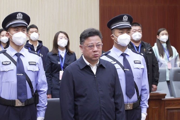 Mantan wakil menteri keamanan China Sun Lijun (tengah) diberi hukuman mati yang ditangguhkan yang akan diringankan menjadi hukuman penjara seumur hidup setelah dua tahun.  