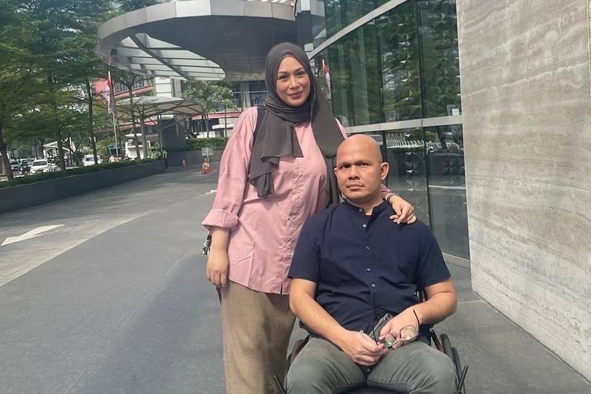 Presenter Harry Pantja dan Istrinya Imelda Laksmi. Harry Pantja yang terkenal lewat acara Dunia Lain mengalami sudah mengalami stroke berulang dua kali. Ia ungkap waktu tidur sebagai pemicunya.