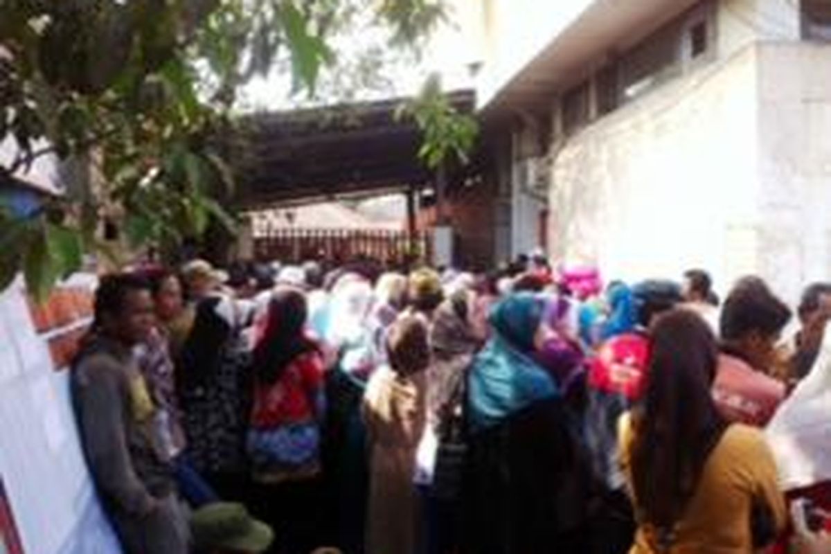 Warga rela mengantre sejak subuh hingga berjam-jam di Kantor Pos Pusat Kota Bekasi, Jawa Barat, Sabtu (29/11/2014) untuk mendapatkan bantuan sebesar Rp 400.000.