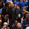 Giliran Obama Bergaya dengan Jaket Bomber 
