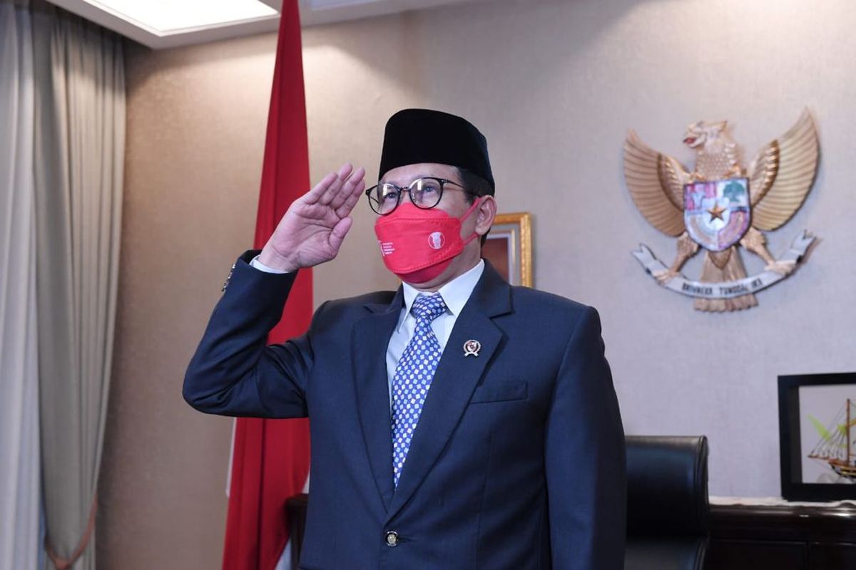 Menteri Desa, Pembangunan Daerah Tertinggal, dan Transmigrasi (Menteri Desa PDTT) Abdul Halim Iskandar saat mengikuti upacara Penurunan Bendera Sang Merah Putih, secara virtual dari Rumah Jabatan Jakarta, Selasa (17/8/2021).

