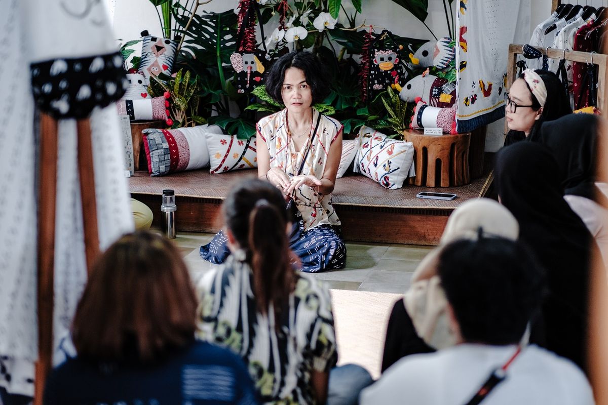 Chitra Subyakto, Pendiri dan Direktur Kreatif Sejauh Mata Memandang dalam salah satu kelas slow living di Yogyakarta