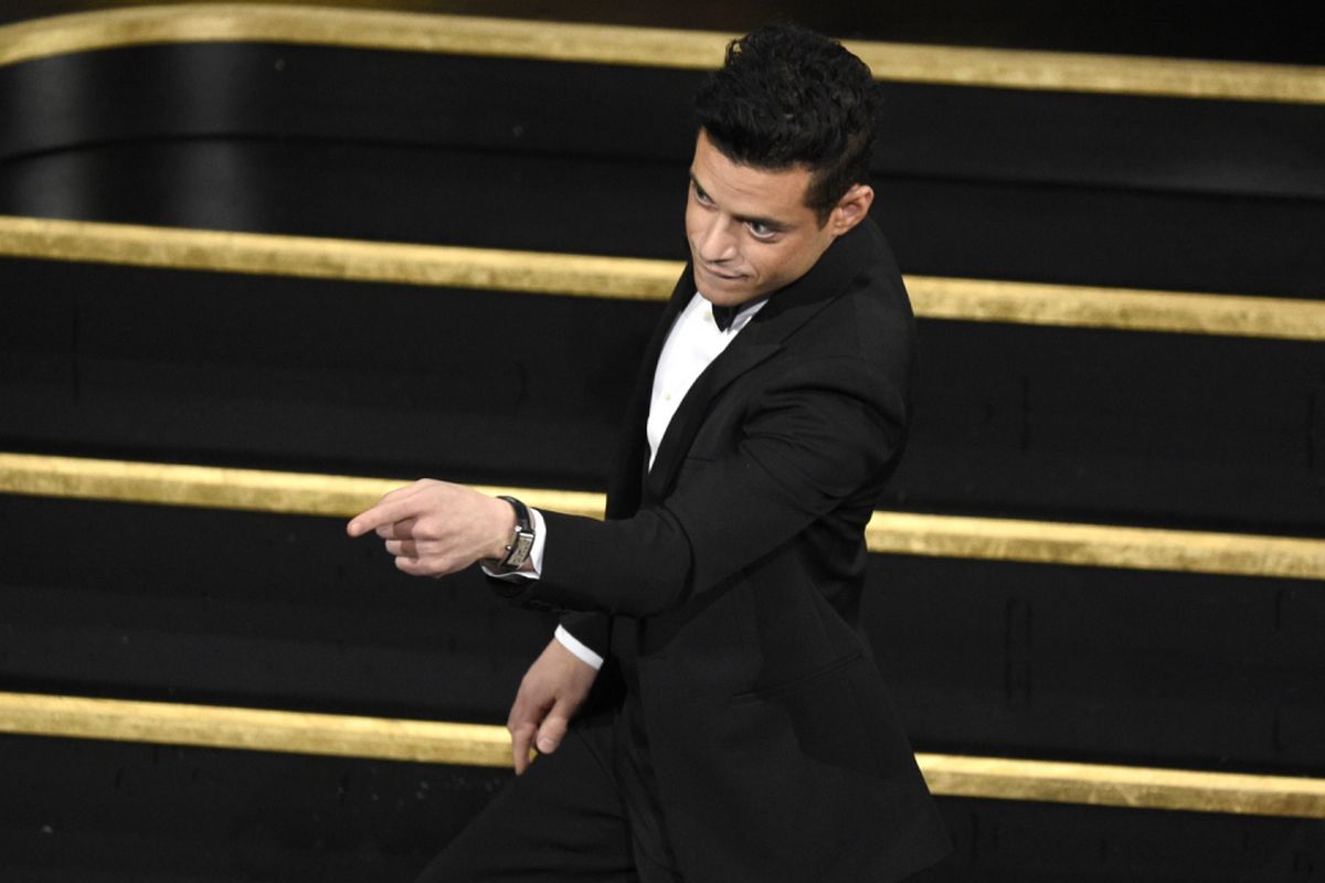 Rami Malek menerima Piala Oscar untuk Best Actor pada Academy Awards 2019 di Dolby Theatre, Los Angeles, California, Minggu (24/2/2019).