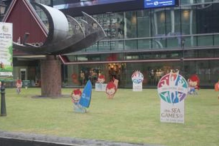 Maskot SEA Games 2015, Nila, menjadi hiasan di beberapa taman kota Singapura. 