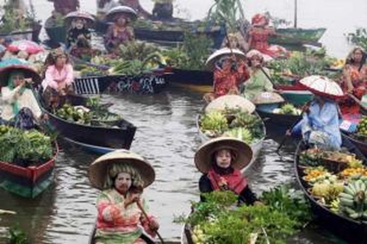 Festival Jukung Hias Pasar Terapung 2015 di Pasar Terapung Lok Baintan, Desa Sungai Pinang Kecamatan Sungai Tabuk, Kabupaten Banjar, Kalimatan Selatan, Sabtu (24/10/2015). Pasar Terapung Lok Baintan merupakan salah satu aset wisata di Kalimantan Selatan.