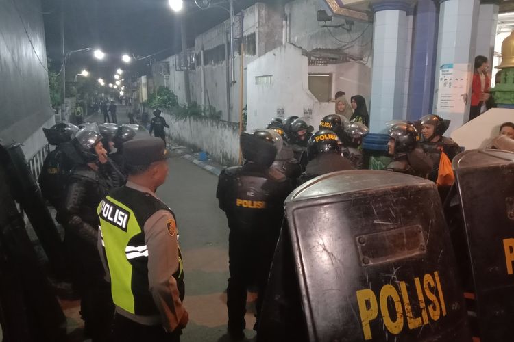 Petugas gabungan dari Polda Jatim dan Polres Jombang melakukan upaya jemput paksa terhadap MSA, tersangka kasus pencabulan, Kamis (7/7/2022).