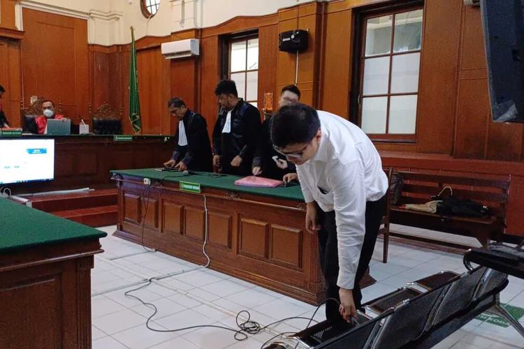 Terdakwa Gregorius Ronald Tannur menghadiri sidang putusan di PN Surabaya, Rabu (24/7/2024).