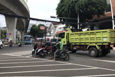 Kabel di Jalan Barito 1 Semrawut dan Menjuntai ke Jalan, Sopir: Truk Enggak Akan Muat