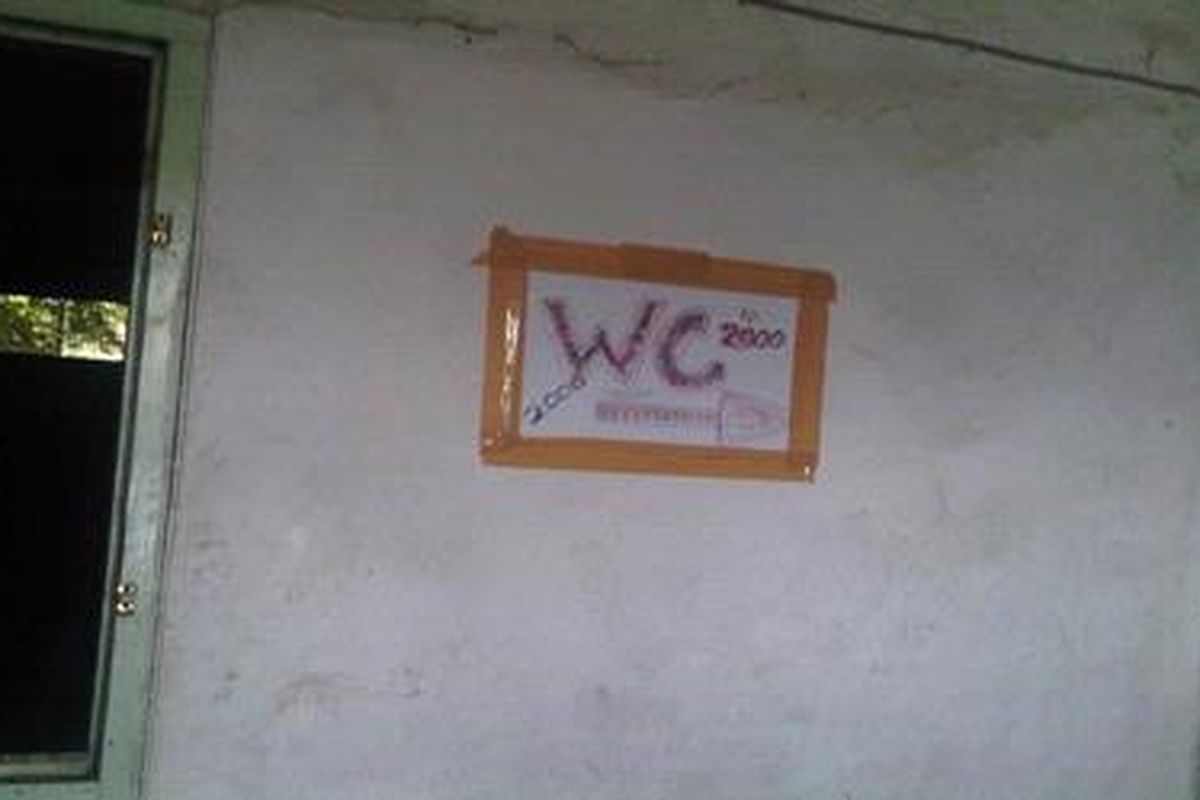 Toilet macam ini muncul di ruko-ruko sepanjang jalan di kawasan Cikampek, seperti terlihat pada sabtu (27/8/2011) pagi.