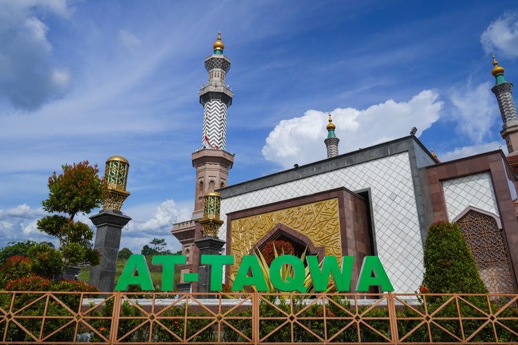 Masjid Raya At-Taqwa di Cirebon, Jawa Barat. 