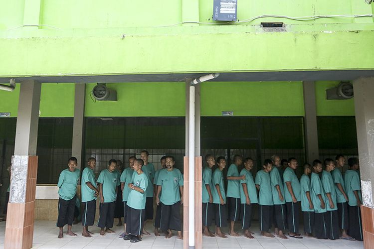 Sejumlah penyandang disabilitas mental antre untuk mengambil jatah makan siang seusai menggunakan hak suaranya di TPS Panti Sosial Bina Laras Harapan Sentosa 1 Cengkareng, Jakarta Barat, Rabu (17/4/2019). Berdasarkan data KPU pada tahun 2019 terdapat 54.282 orang penyandang disabilitas masuk dalam daftar pemilih tetap (DPT) dan ikut berpartisipasi merayakan pesta demokrasi.