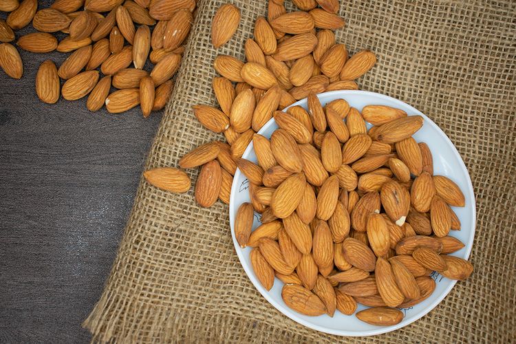 Almond memiliki asam amino tirosin yang bisa menaikan mood,