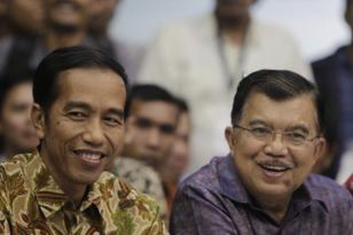 Pasangan calon presiden dan wakil presiden, Joko Widodo (Jokowi) dan Jusuf Kalla (JK) hadir pada pengumuman rekapitulasi hasil penghitungan perolehan suara peserta Pemilu Presiden dan Wakil Presiden 2014 di Kantor Komisi Pemilihan Umum (KPU), Jakarta, Selasa (22/7/2014) malam. KPU menetapkan Jokowi-JK sebagai pemenang Pilpres 2014 dengan memperoleh 53,15 persen suara. KOMPAS IMAGES/KRISTIANTO PURNOMO