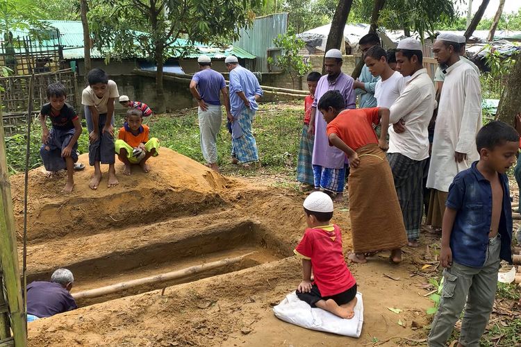 Sebuah kuburan sedang disiapkan untuk menguburkan Mohib Ullah, perwakilan internasional pengungsi etnis Rohingya, di kamp pengungsi Rohingya di Kutupalong, Bangladesh, Kamis, 30 September 2021. 