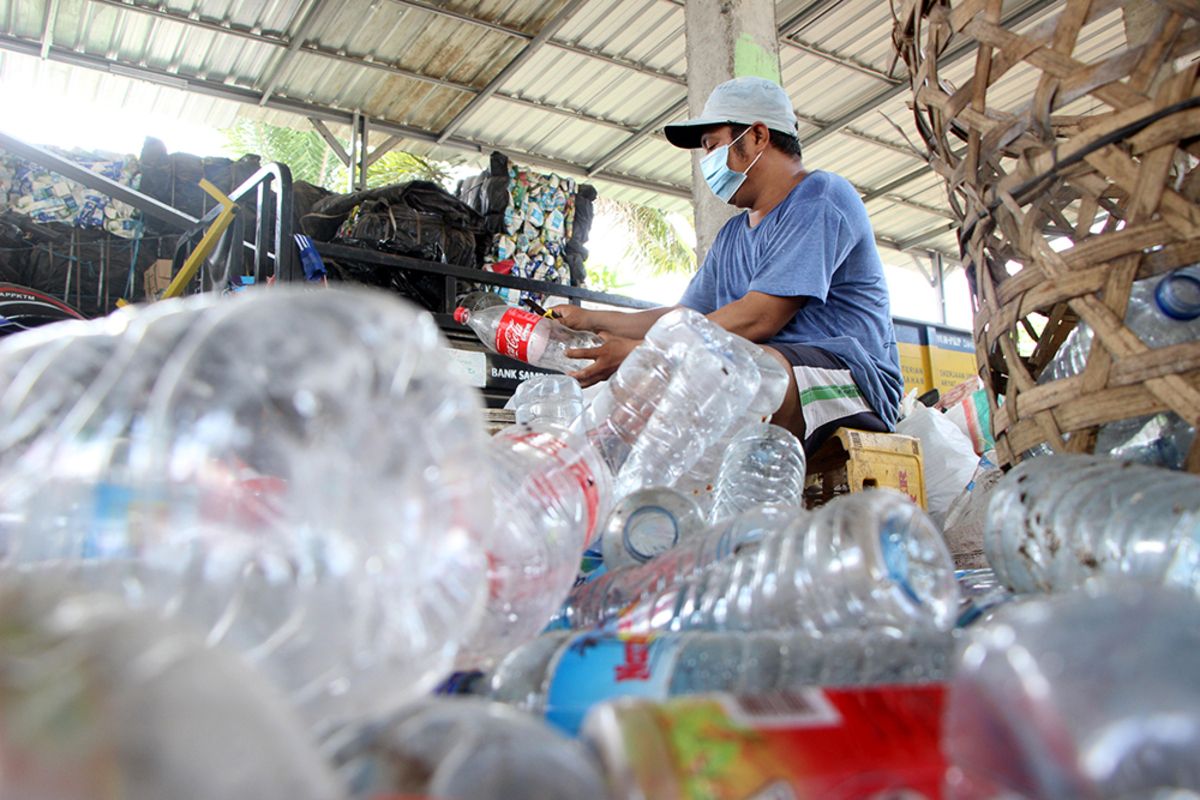 seorang relawan memilah sampah plastik di tempat pemilahan yang dikelola Front Masyarakat Peduli Lingkungan (FMPL) Gili Trawangan, mereka berharap TPST bisa segera beroperasi, tidak mangkrak seperti saat ini.
