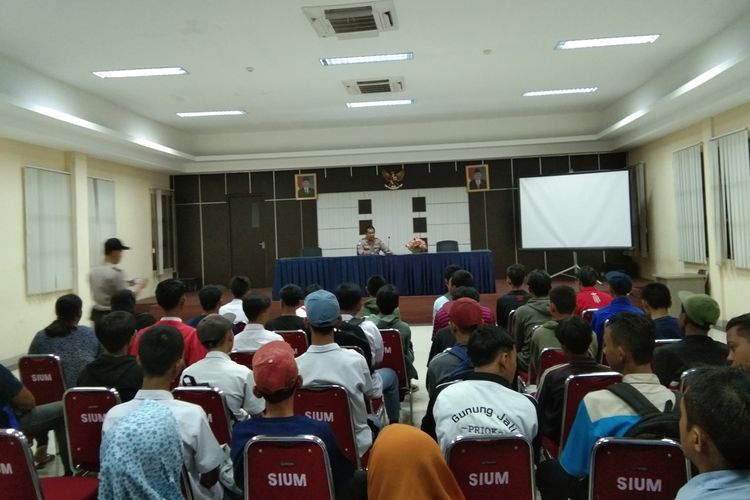 Siswa yang kedapatan hendak pergi ke Jakarta diberi pembinaan oleh polisi, salah satunya membersihkan masjid di lingkungan Mapolres Karawang, Senin (30/9/2019) malam.