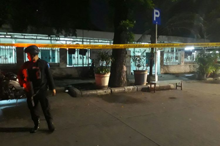 Polisi berjaga-jaga di sekitar Masjid Falatehan, Jalan Falatehan, Kebayoran Baru, Jakarta Selatan, tempat dua orang polisi ditusuk oleh seorang pria, Jumat (30/6/2017) malam.
