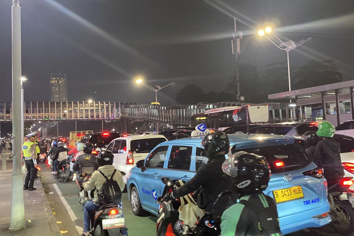 Kemacetan di depan Polda Metro Jaya, Jalan Jenderal Sudirman masih bertahan setelah akses jalan kembali dibuka, Rabu (28/5/2025) malam.