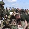 Lebih dari 1.000 Tentara Ukraina yang Menyerah di Mariupol Dipindahkan ke Rusia, untuk Apa?
