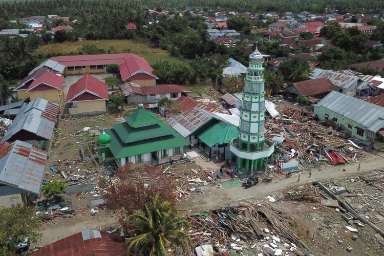 Suasana Masjid Al Amin diantara bangunan yang rusak akibat gempa dan tsunami di Wani, Donggala, Sulawesi Tengah, Minggu (14/10/2018). Masjid cagar budaya yang didirikan pada tahun 1906 di kawasan Kampung Arab tersebut masih kokoh berdiri seusai diterjang tsunami dan gempa.