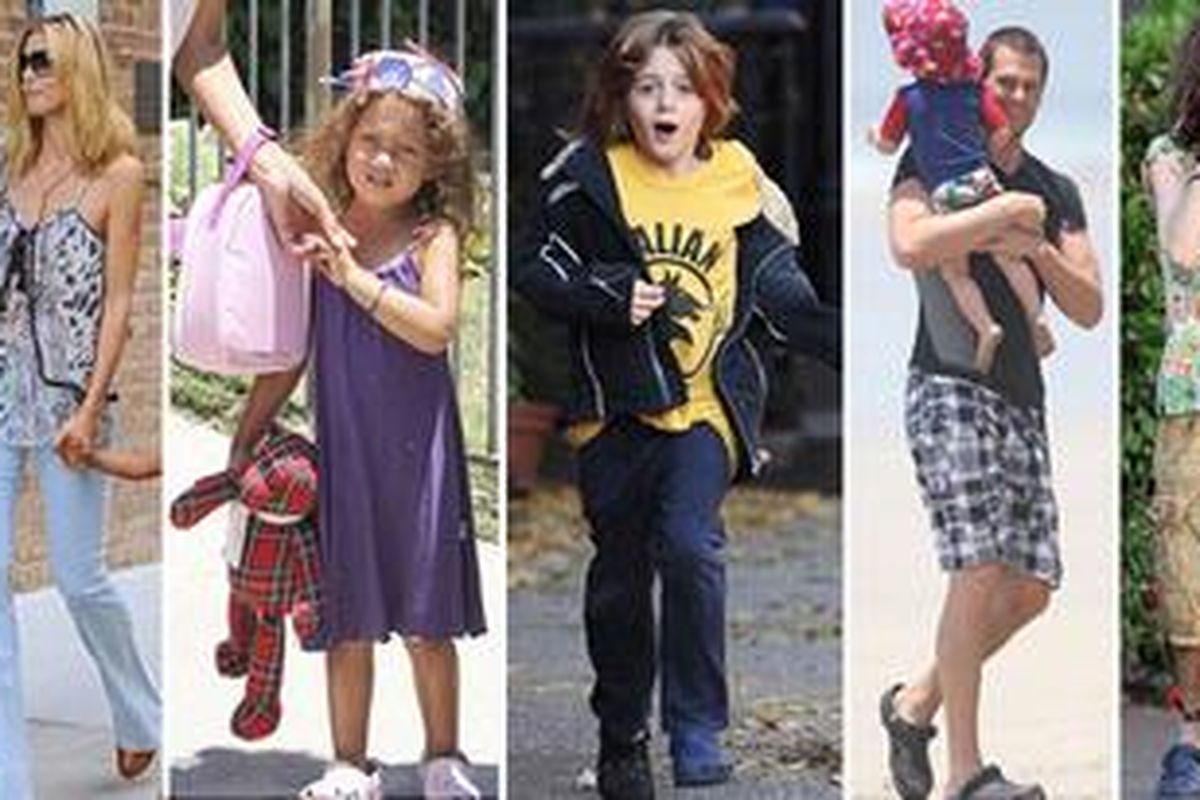 Kiri-kanan: Heidi Klum bersama anaknya Leni yang memakai Crocs clog pink menyala; putri Halle Berry, Nahla, memakai clog pink; putra Sarah-Jessica Parker, James Wilkie pakai clog navy;  Tom Brady dan Steven Tyler juga tak ketinggalan mengoleksi Crocs The Classic model clog untuk dewasa.