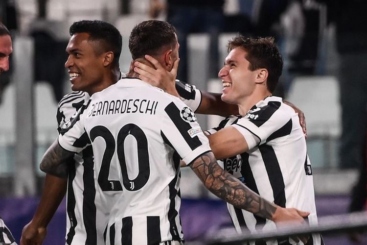  Federico Chiesa (kanan) dan rekan-rekannya merayakan gol ke gawang Chelsea. Partai Grup H Liga Champions Juventus vs Chelsea bergulir di Stadion Juventus, Turin, pada Kamis (30/9/2021) dini hari WIB.