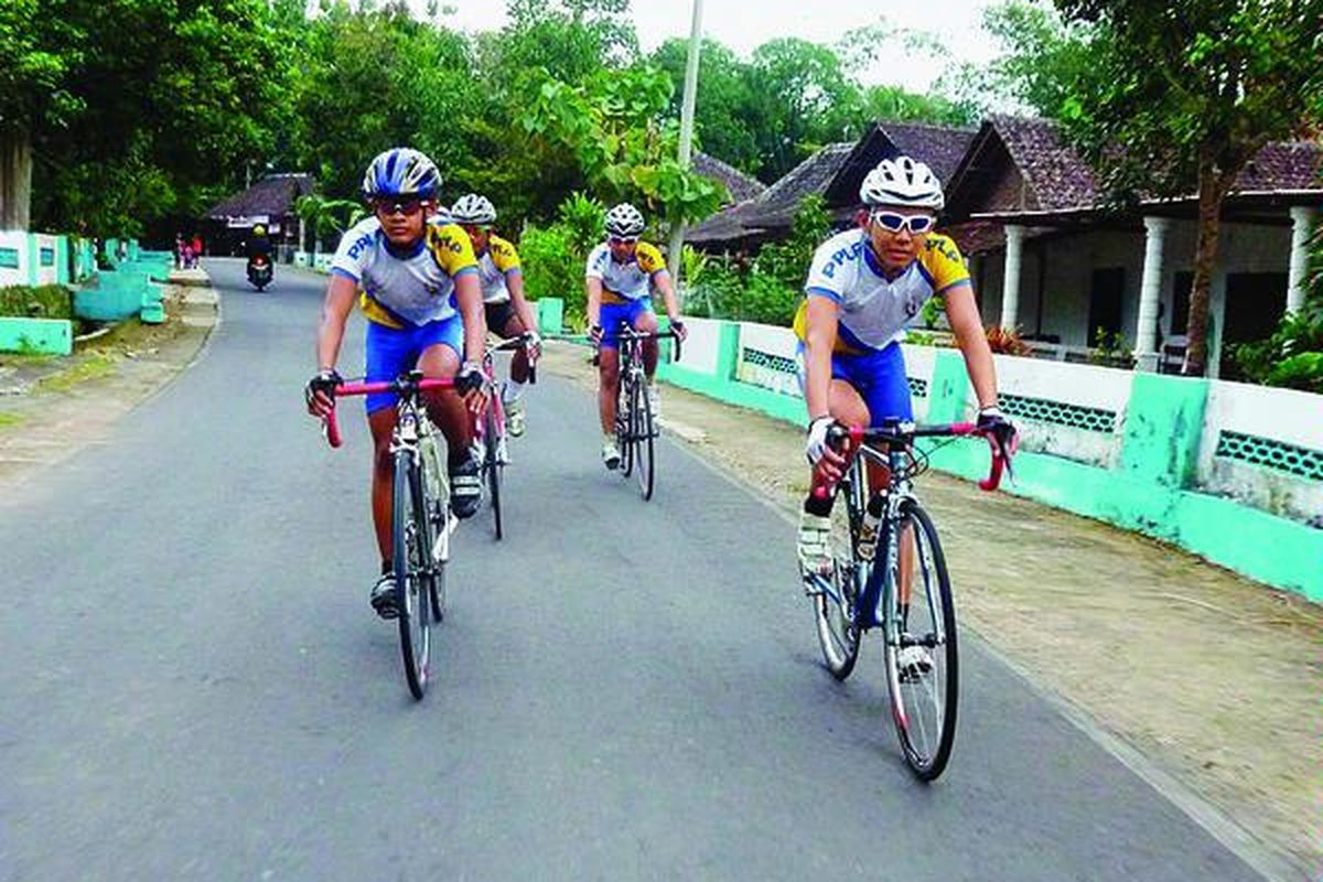 Empat siswa PPLP Balap Sepeda Solo, yaitu Muhammad Imam Arifin, Brian Dwi Wicaksono, Diwan Fiar Pradana, dan Deni Christianto, terus berlatih balap sepeda seusai pulang sekolah. Mereka didampingi oleh Pelatih  Agus Sadiyanto.