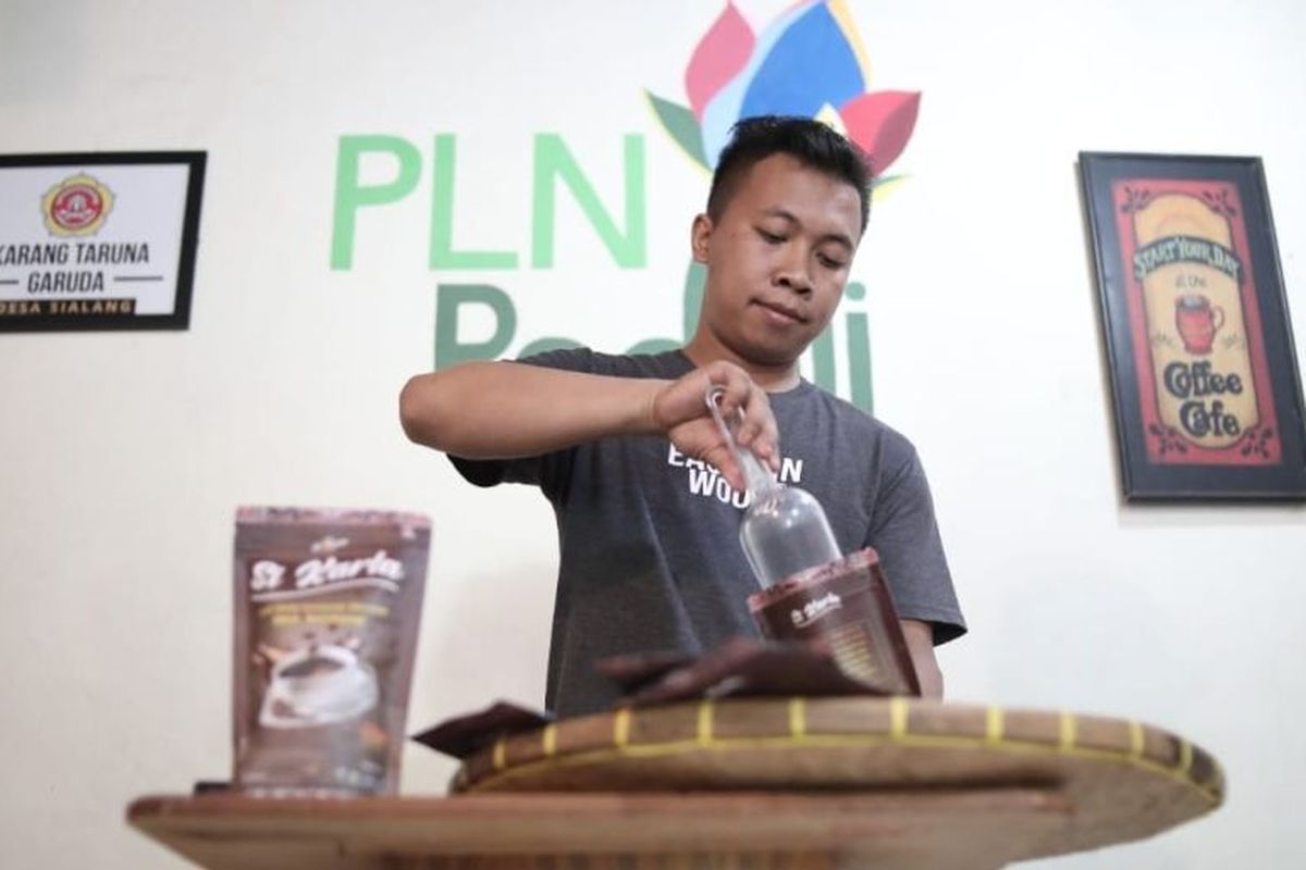 Anggota Karang Taruna Garuda sedang mengolah Kopi Si Karta) yang mulai populer di kalangan penikmat kopi di Kabupaten Deli Serdang. 