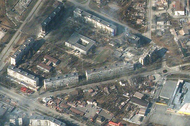 Citra satelit yang disediakan oleh Maxar Technologies pada hari Jumat, 18 Maret 2022 menunjukkan bangunan apartemen dan toko yang rusak dan terbakar di Mariupol, Ukraina. 