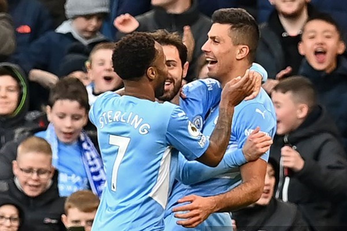 Gelandang Manchester City, Rodri, berselebrasi usai mencetak gol ke gawang Everton pada pekan ke-12 Liga Inggris 2021-2022.