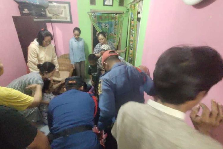 Enam personel Pemadam Kebakaran (Damkar) mengevakuasi bocah perempuan tercebur ke sumur di Kelurahan Sukahati, Cibinong, Kabupaten Bogor, Jawa Barat, Kamis (7/7/2022).