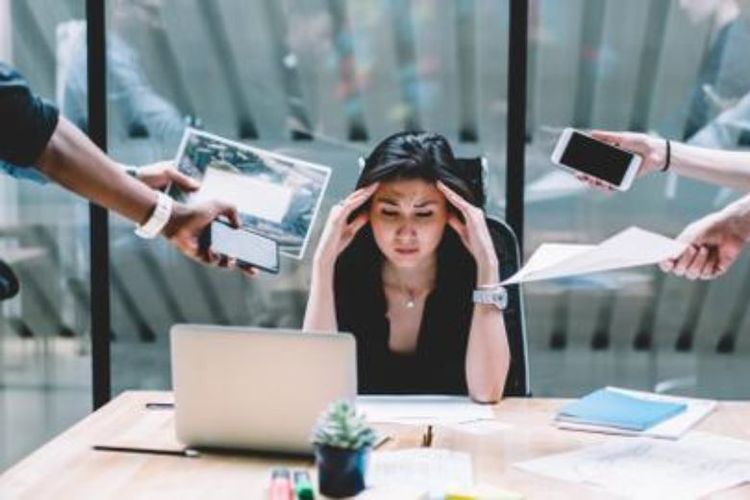 Ilustrasi pekerja wanita mengalami stres akibat pekerjaan.