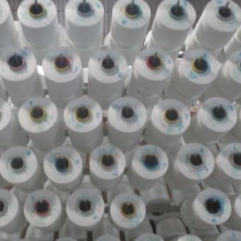 Ilustrasi: Bahan baku benang sintetis yang akan diolah menjadi tekstil polyester.