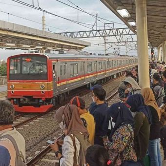 KRL Commuter Line di Stasiun Manggarai.