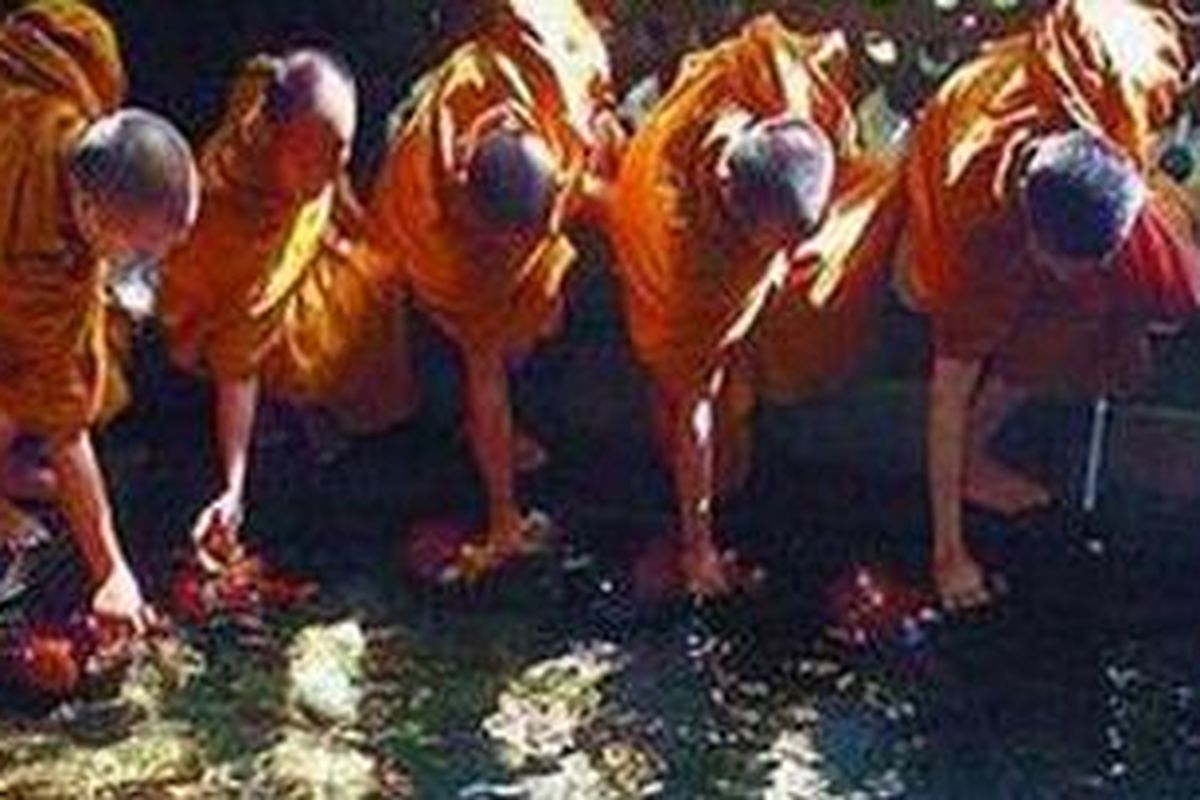 Ilustrasi: Pengambilan air suci oleh para Biksu