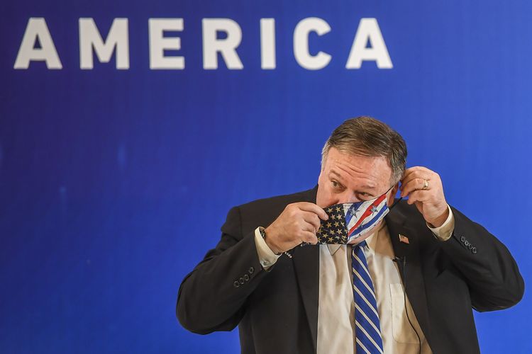 Menteri Luar Negeri Amerika Serikat Michael Pompeo mengenakan masker saat hadir dalam dialog dengan GP Ansor di Jakarta, Kamis (29/10/2020). ANTARA FOTO/Galih Pradipta*** Local Caption *** Secretary of State Mike Pompeo