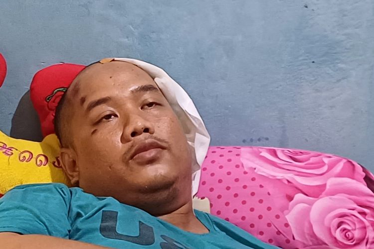 Hendar Apriana Arista (32), pengemudi ojek online (ojol) yang diduga ditabrak oleh warga negara asing (WNA) di Jalan Gatot Subroto, Jakarta Pusat, saat ditemui di kediaman pribadinya di kawasan Mampang Prapatan, Jakarta Selatan, Kamis (10/8/2023).